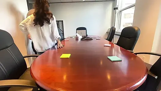 Меня застукали за трахом офисной шлюшки и уволили