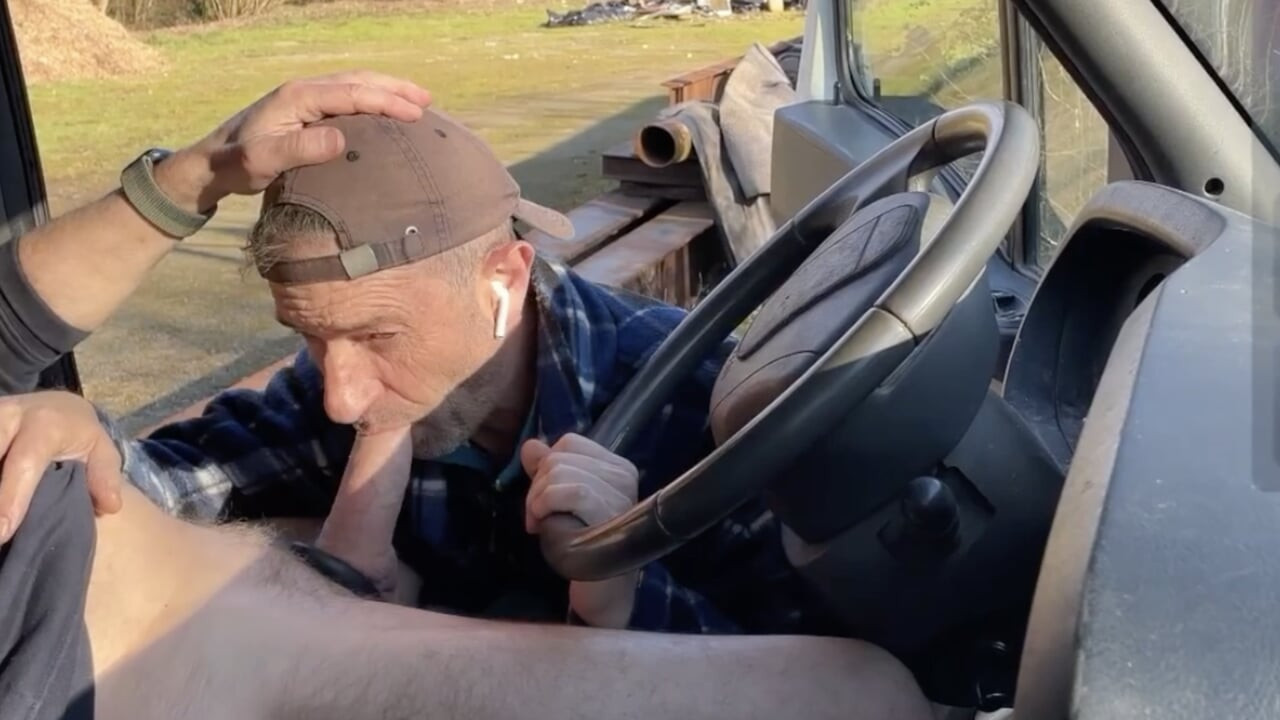 Susret automobilom sunčanog dana