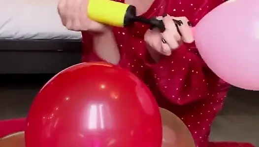 Merce lagi asik masturbasi pakai balon, memeknya super sange banget