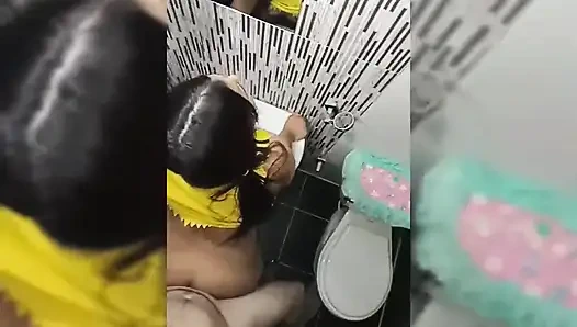 Mein freund für eine lange zeit und ich lud ihn zu mir nach hause ein und wir haben am ende schmutzige dinge im badezimmer gemacht, dann gingen wir zu bett