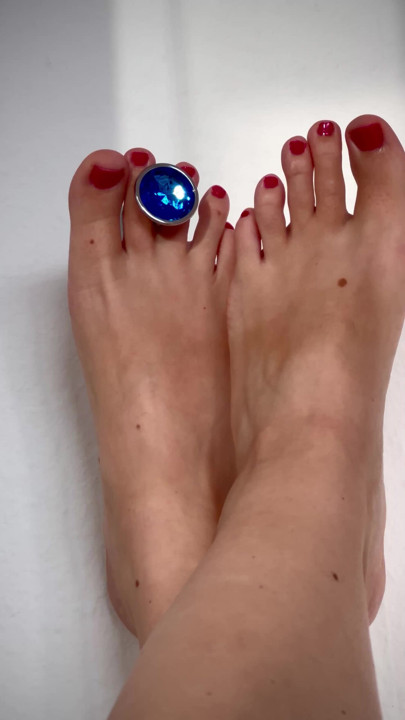 Foot with plug