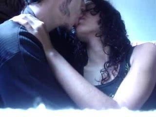 Пара целуется в любительском видео