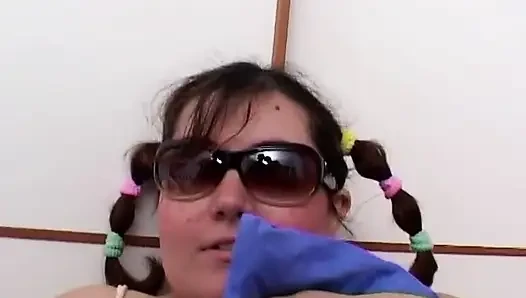 Şişman kız seks bebeği ve gerçek bir yarakla sikişiyor