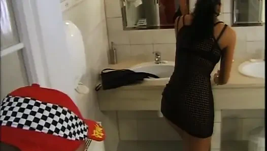 Красивых сексуальных винтажных милф трахнули с камшотом большие возбужденные члены