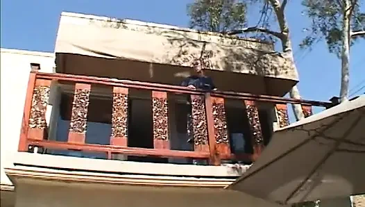 Отличную блондинку-шлюху с истекшим сроком трахают вверх ногами и в задницу