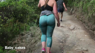 穿着紧身紧身裤的摇晃屁股 pawg 徒步旅行者