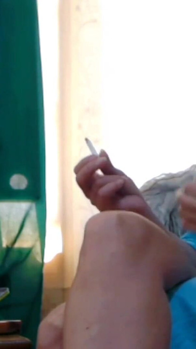 Momento épico de "Caliente milf fuma cigarrillo en vivo"