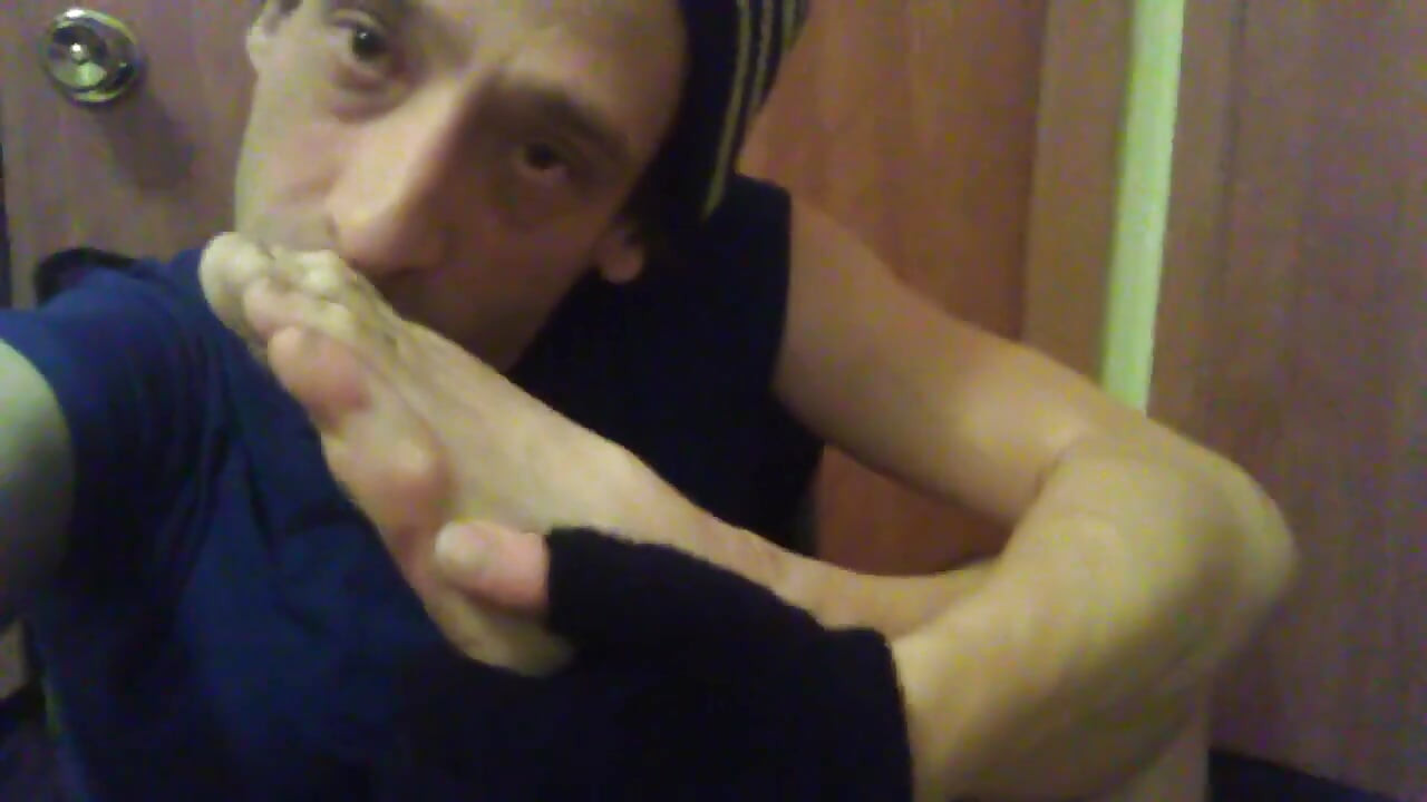 Нюхаючи і торкаючись моїх брудних ніг і носка мені в обличчя і рот