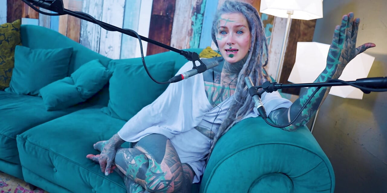 G - grattitude- asmr podcast sfw konuşuyor gotik sıska kız dreadlocks dövmeli model dövmeli kız