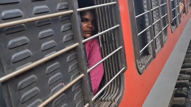 🥵INDIAN TRAIN VALI BHABHI girl have sex with step brother Xxx , Desi Village Doggy style rough hardcore College girl tight
