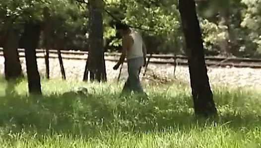 Esmer güzel kadın açık havada iki yarağı birden sikiyor