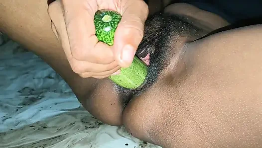 Taniya sharma masturbiert mit großer gurke und fingert im arschloch