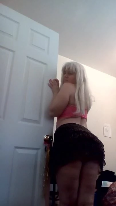 Sexy blondine in einem tanga-twerk