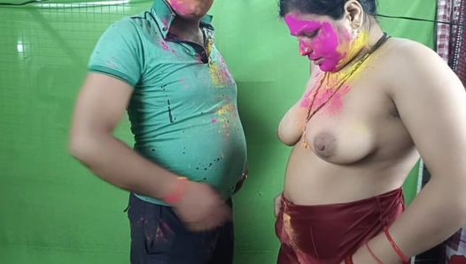 On the day of Holi, Pooja Bhabhi called her neighbor's brother-in-law and had a great fuck after applying gulal.