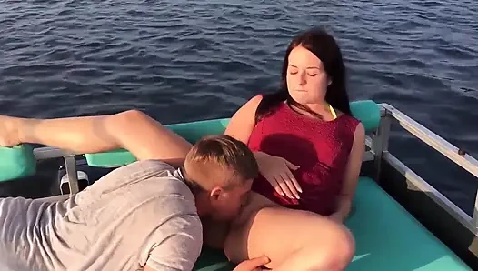 Omg! Ngentot di tengah danau di luar ruangan! Dan semua orang melihatnya!