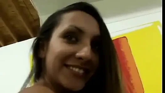 Cewek sepong kontol manis mengambil jus kontol di lubang bungnya