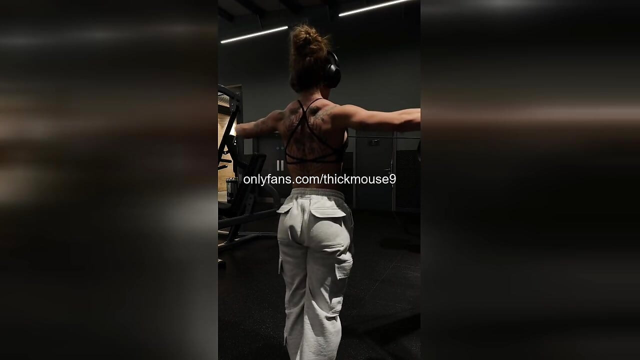 Het poesje van een stoute tiener slipt tijdens instagram live dans