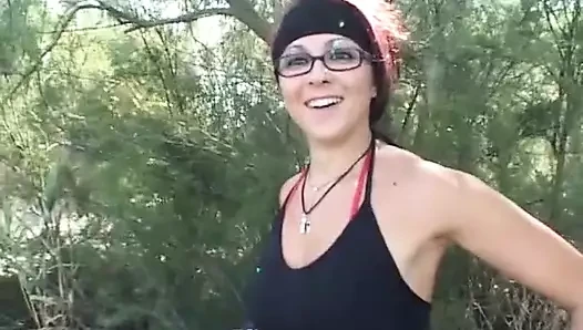 Сесиль на улице перед прохожими