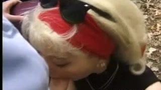 Une blonde se fait baiser dehors