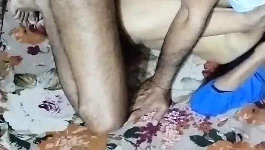 Liseli kız arkadaş sikişin tadını çıkarıyor