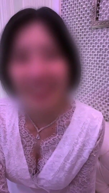 Seks s domaćicom. Intenzivan felacio za stolom u klubu i nezaštićeni seks s ejakulacijom u stražnjoj sobi (#389) | Isječak 1