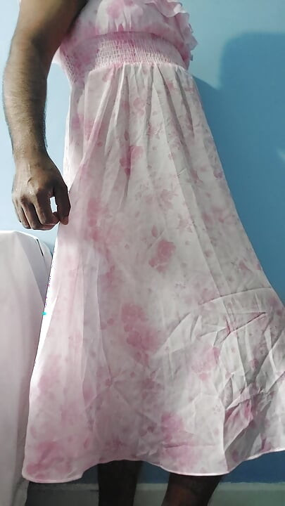 Es fühlt sich so geil an, in einem durchsichtigen Seiden-Chiffon-Kleid mit Blumenmuster zu masturbieren