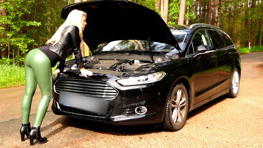 De verdomde auto breekt! Duitse blondine wordt hardcore vernietigd en in haar kont geneukt! Daynia