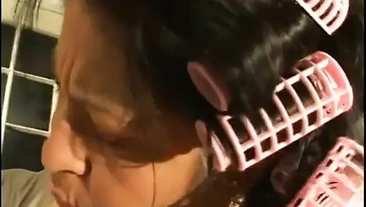 Olgun kadın genç kadını çıplak soyunuyor ve amını yalıyor ve oynuyor