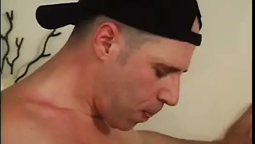 Sarışın twink ve şapkalı adam seksi sarışın sürtükle üçlü seks yapıyor