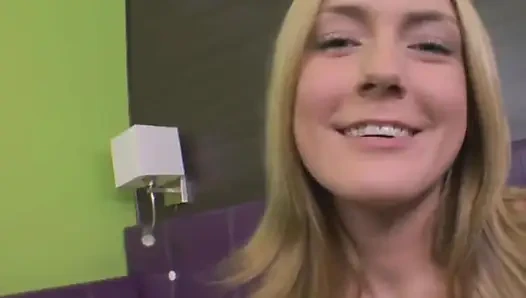 Крошка-брюнетка пальцами блондинку в паровозиком тройничке на улице