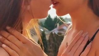 Lesbianas calientes besándose