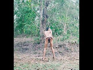 Tarzan s’amuse à baiser nue dans la forêt