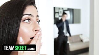 Teamskeet-黒い網タイツのボディスーツを着た美しい少女は筋肉質の彼氏を支配してファックする