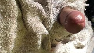 Mały kutas spuszcza się z jednego palca. zniszczony orgazm