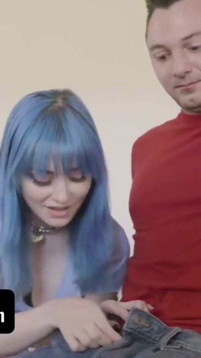 Family strokes - puta adolescente apasionada de pelo azul seduce y se coge a su hermanastro mientras estudian | Clip 1