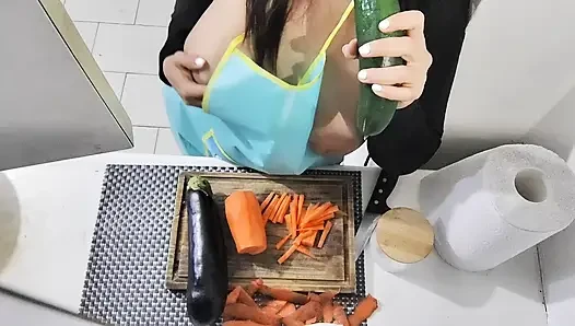 Ich schiebe eine riesige gurke in mein hungriges arschloch - fetisch