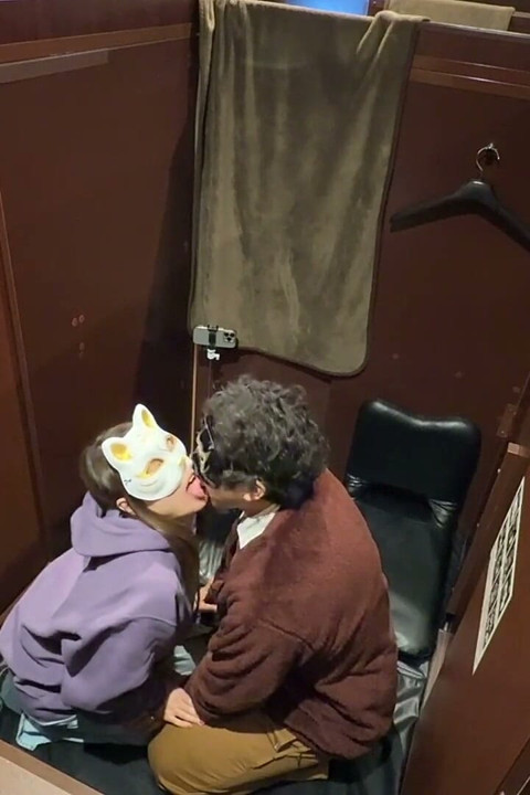 À Côté Du Mince Mur De Plaisir, Même Si Son Mari Est Là, Ntr Et Une Énorme Éjaculation Dans Son Anus.