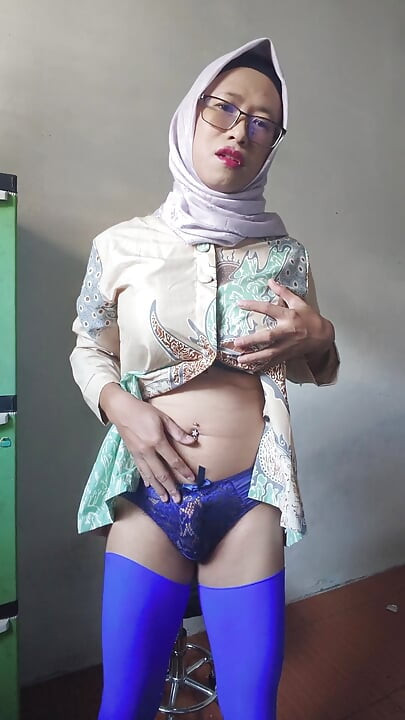 Shemale bertudung cantik melancap batang besarnya untuk pancutan mani