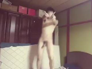 Un hombre japonés desnudo está bailando una danza koi