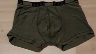 Un garçon vaporise une éjaculation sur ses sous-vêtements de puma