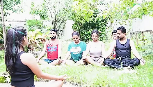 Sabah yogası uygulaması ve öğretmen ve öğrenci birbirini sikiyor, sert grup seks