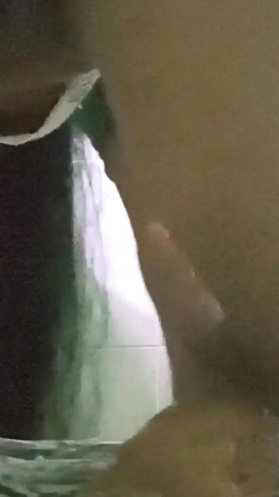 Zapanjujući trenutak iz filma "Kupaonska kamera snima pičku moje polusestre"