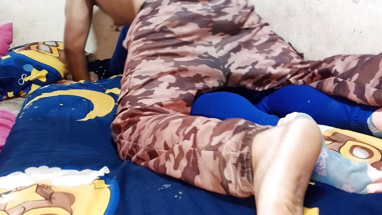 O fut pe sora mea vitregă în timp ce face o pauză pe pat