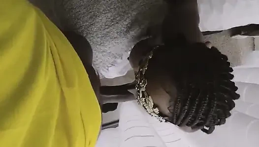 Gadis mungil ini lagi asik nyepong kontol ceroboh