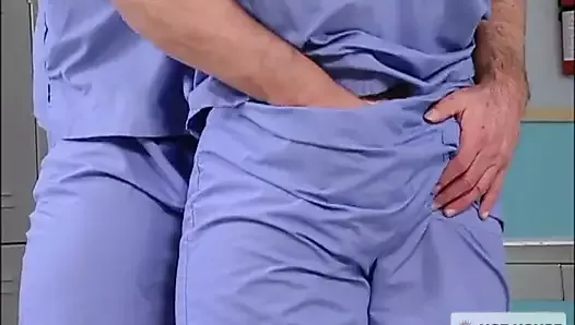 Un docteur musclé baise pendant sa pause