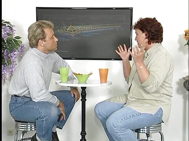 MILF lutscht schwanz und wird dann bis zum mund gefickt