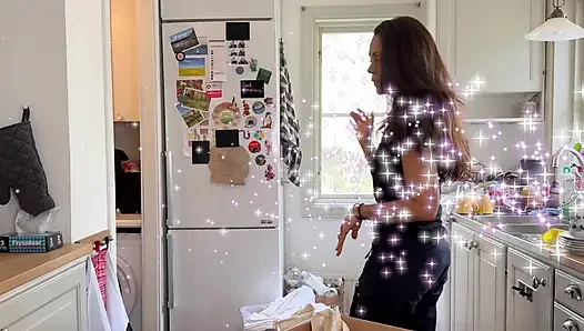 Horny wife offers her pussy in the kitchen and gets fucked hard