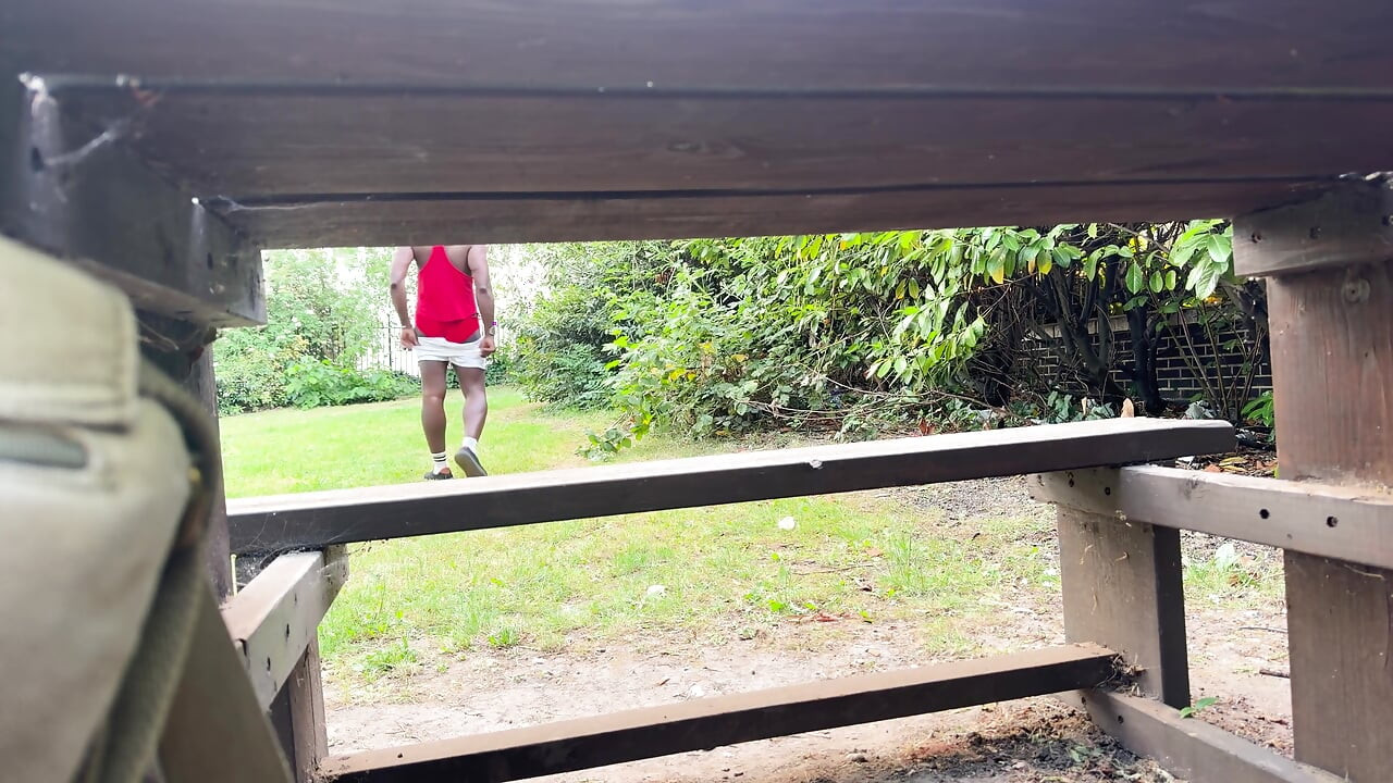 Así que aquí hay otro video mío al aire libre sentado en un comando en el banco en mis pantalones cortos