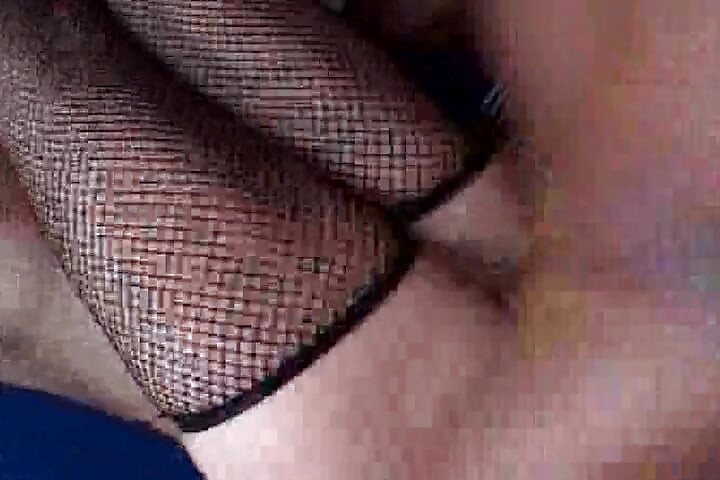 Une MILF à gros nichons vêtue de bas se fait sodomiser dans un trio