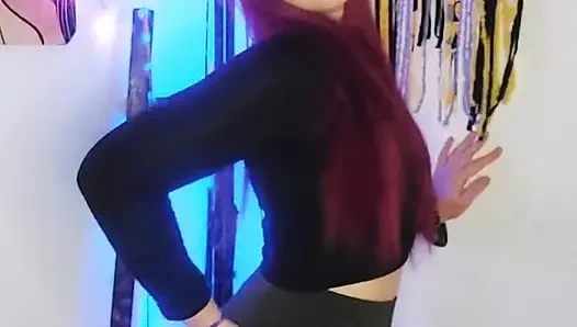 Shyyfxx doyumsuz baldızın sıkı taytı ve büyük götüyle seni baştan çıkarıyor!